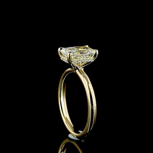 Bague de fiançailles minimaliste en or jaune 14 carats avec diamant de laboratoire taille radiant de 2 carats certifié IGI, sertie de deux griffes, pour mariage - Product Image 4
