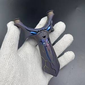 Slingshot de qualité supérieure avec motif éclair bleu et poignée confortable, idéal pour les sports de plein air, la pratique de la cible et les loisirs. - Product Image 5