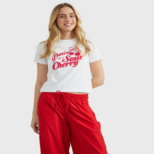 Camiseta Corta Personalizada OEM para Mujer con Estampado de Cerezas Rojas, Corte Holgado, Cuello Redondo, Manga Corta, Tejido de Punto Jersey, 100% Algodón - Product Image 4