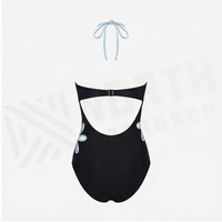 Maillot de bain une pièce noir pour femme NORMA APPAREL avec appliques marguerites bleu clair, encolure halter, tissu extensible