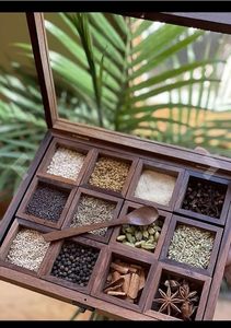 Caja de especias de madera con 12 compartimentos para un almacenamiento organizado de condimentos, diseño tradicional hecho a mano con madera maciza. - Product Image 3