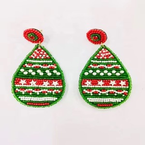 Pendientes clásicos de mujer hechos a mano con letras TCU y cuentas, diseño de fresa en color verde, ideales para celebraciones de boda. - Product Image 4
