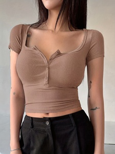Haut court tendance pour femmes, conçu pour un port confortable et un look tendance au quotidien - Product Image 3