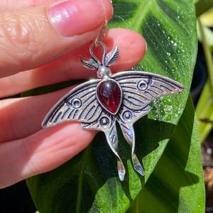 Pendentif en grenat rouge Luna Moth, design Whimsigoth 3D, argent sterling 925, fait main, aérien et féerique, Tasmanie Australie - Product Image 6