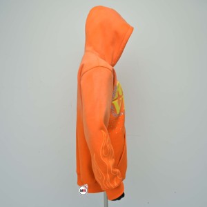 เสื้อฮู้ดผู้ชายสีส้มแบบกำหนดเองสำหรับฤดูหนาว ผ้าฝ้ายฟลีซ มีกระเป๋าหน้า พิมพ์ลายตัวอักษรประดับเพชรรูปเปลวไฟ - Product Image 4