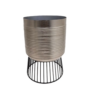 Jardinière ronde en canne et fer, couleur naturelle et revêtue de poudre noire mate, Pots de fleurs et jardinières de Style moderne en vrac - Product Image 6