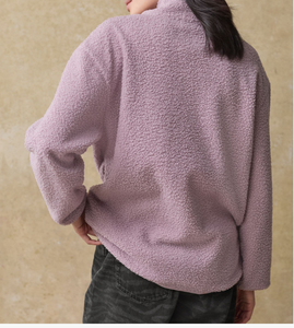 Sweat-shirt à capuche col rond uni en coton lourd délavé, personnalisé avec broderie de logo - Product Image 4