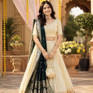 Lehenga Choli en soie Paithani de qualité supérieure avec bordure contrastée et dupatta en soie satinée Zari, prix de gros par Royal Export - Product Image 2