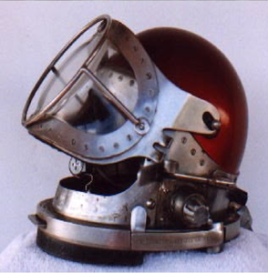 Réplica de casco de buceo vintage pintado en oro con ventanas redondas de rejilla y tornillos de sujeción pesados a lo largo del borde, al por mayor. - Product Image 2