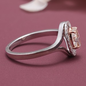 Anillo de compromiso con halo de diamantes ovalados color melocotón certificados por IGI, con tallo dividido en oro de 14 quilates - Product Image 5
