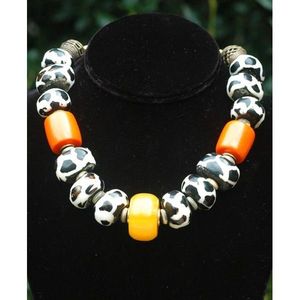 Collier en résine et bois de style ethnique moderne fait main, accessoire de mode - Product Image 2
