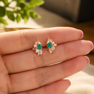 Boucles d'oreilles clous tendance en argent plaqué avec pierres vertes rondes taille brillant et motif feuille pour femme, idéales pour mariage et soirée - Product Image 5