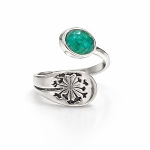 Anillo de moda ajustable con gema de esmeralda de 4.5 gramos, piedra de nacimiento de mayo, con engaste de bisel - Product Image 1