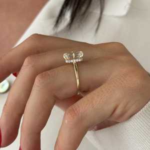 Anillo de Compromiso con Diamante Cultivado en Laboratorio de 3 Quilates, Corte Esmeralda, D VVS2, con Halo Oculto, Oro de 14k, Certificado IGI - Product Image 2