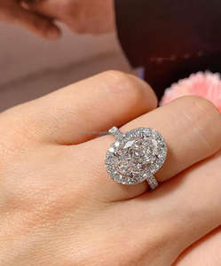 Bague de fiançailles de luxe en or blanc avec diamant ovale de laboratoire et halo de diamants, bague de mariage ovale en or blanc avec diamants ronds sur les côtés pour femme - Product Image 5