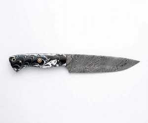 Cuchillo utilitario de hoja fija de acero de Damasco hecho a mano con mango de resina en blanco y negro - Product Image 1