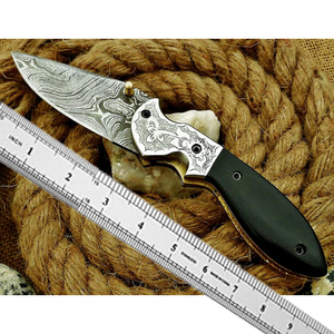 Cuchillo plegable de Damasco hecho a mano con funda de cuero - Product Image 1