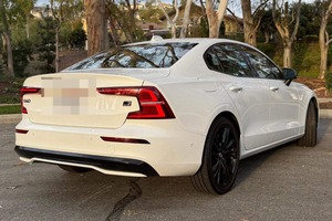 S60 R/ge T8 Plus Black Edition 2023 USADO EN PERFECTAS CONDICIONES, Híbrido Enchufable de 455 hp, Tracción en las Cuatro Ruedas, Volante a la Izquierda, Automático, 7 Plazas - Product Image 3