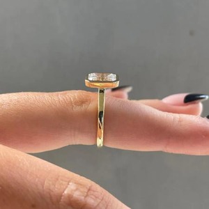 Anillo de Compromiso Minimalista con Diamante de Laboratorio de 2 Quilates con Corte Esmeralda, Engastado en Bisel, en Oro Amarillo de 14K, Certificado IGI, Claridad VVS, para Mujer - Product Image 2