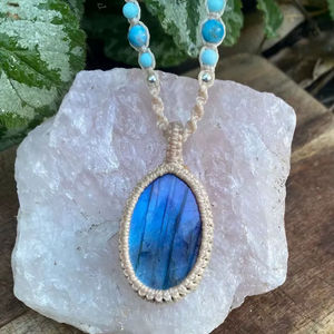 Collier pendentif en macramé fait main, pierre précieuse bleue naturelle, cristal de guérison bohème, cordon ciré réglable, cadeau bijou - Product Image 1