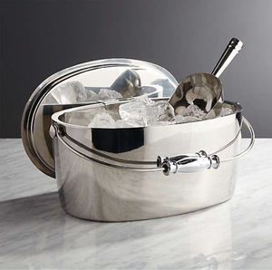 Cubo para hielo de metal oscuro rústico decorado con una correa de hebilla ecuestre única y detallada. Disponible a precio de mayorista - Product Image 4