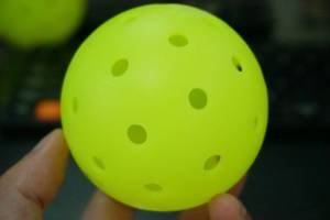 Balles de pickleball OEM moulées en une seule pièce, norme USAPA, 40 trous, 26g, pour entraînement et tournois en intérieur et extérieur, fournisseur - Product Image 4