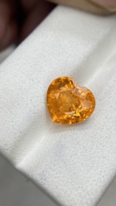 Pierre précieuse en forme de cœur de grenat mandarin spessartite naturel certifié IGI, avec une belle couleur et une excellente qualité de lustre, 4,15 carats - Product Image 2