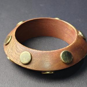 Bracelet en bois naturel bombé avec plusieurs incrustations de laiton doré - Bracelet bohème en bois sculpté à la main, respectueux de l'environnement - Product Image 4