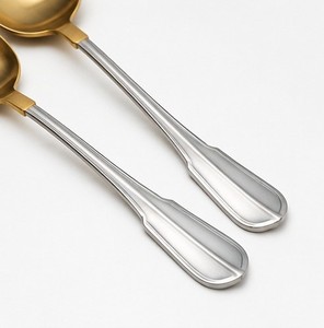 Ensemble de 2 Cuillères à Salade Dorées |   Ensemble de cuillères et fourchettes de service en acier inoxydable bicolore avec manche argenté - Product Image 4