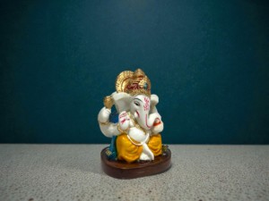 Statue artisanale traditionnelle du Dieu Ganesha en résine blanche avec couronne dorée et dhoti jaune pour la décoration intérieure et les figures spirituelles - Product Image 3