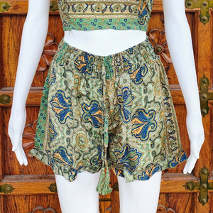 Shorts en soie pour femmes, imprimé Paisley, style bohème, taille élastique, cordon de serrage à pompons, pour l'été, la plage, décontracté, fluide, avec ourlet à volants - Product Image 1