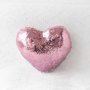 Elegante Cojín Decorativo con Lentejuelas en Forma de Corazón, Técnica de Costura, Extraíble, Lavable, Superficie Brillante que Agrega Glamour y Elegancia - Product Image 2