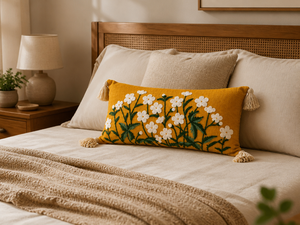Coussin lombaire personnalisé fait main en coton, broderie florale moutarde, style bohème, fleur blanche tuftée, coussin d'appoint long avec pompons - Product Image 2