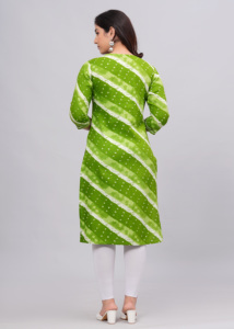 ชุดคุर्ติสีเขียวพิมพ์ลายสำหรับผู้หญิง พร้อมปักลายที่คอเสื้อ แขน 3/4 สไตล์ลำลองแบบชาติพันธุ์ ทรงตรง เหมาะสำหรับใส่ในชีวิตประจำวันและใส่ไปทำงาน - Product Image 2