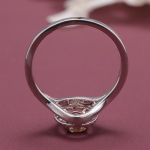 Anillo de compromiso con halo de diamantes ovalados color melocotón certificados por IGI, con tallo dividido en oro de 18 quilates - Product Image 6