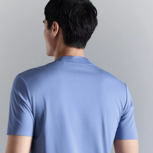 Camiseta de cuello redondo para hombre, color azul hielo, corte moderno, logo minimalista, ropa deportiva ligera, informal, esencial para el verano - Product Image 4