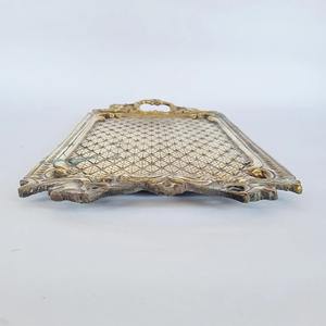 Plateau en laiton antique artisanal avec motif décoratif gravé et poignées élégantes pour le service festif et la présentation sur table - Product Image 4