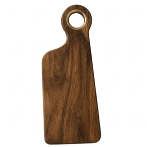 Tabla de cortar de madera de mango con acabado en nogal, mango desplazado y anillo de latón, también utilizable como bandeja de servir - Product Image 1