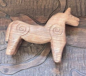 Figurine de chien en bois sculptée à la main, sculpture animale, décoration de table pour le salon - Product Image 6