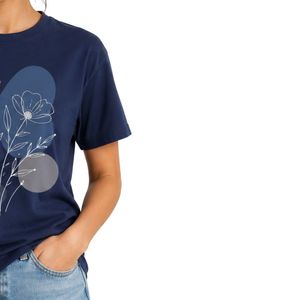 เสื้อยืดคอกลมสีน้ำเงินกรมท่าพิมพ์ลายดอกไม้สำหรับผู้หญิง สวมใส่สบาย ระบายอากาศได้ดี เหมาะสำหรับฤดูร้อน รับผลิตตามแบบ OEM แฟชั่นเสื้อยืด - Product Image 4