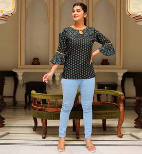 เสื้อท่อนบนผู้หญิงสีดำผ้าเรยอนพิมพ์ลายดอกไม้ทรงปกติ แขนทรงระฆัง คอแบบคีย์โฮล ออกแบบมาเพื่อการสวมใส่ลำลองยามเย็นแบบสากล - Product Image 5