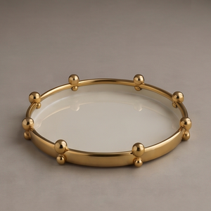 Plateau de service rond en émail blanc avec bordure perlée dorée, idéal pour salon, table basse, coiffeuse ou parfums. - Product Image 1