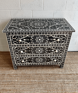 Commode à 3 tiroirs en bois avec incrustations d'os noir, médaillon floral artisanal, meuble de rangement de luxe, mobilier de chambre de designer - Product Image 5