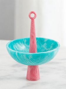 Bol de service en résine rose avec poignée bleue, finition polie artisanale, design moderne, plat décoratif pour les fêtes - Product Image 1