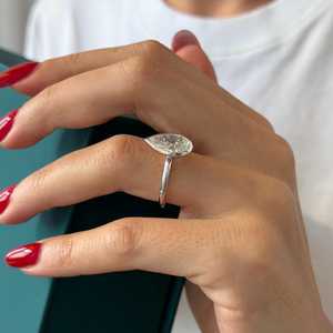 Bague de fiançailles moderne sertie de diamants de laboratoire de 3 carats en forme de poire, bague solitaire minimaliste, certifiée IGI - Product Image 6