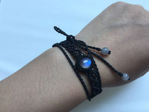 HARI OM CREATIONS สร้อยข้อมือทำมือประดับลูกปัดมาคราเม่ชุบทองคำสีดำสไตล์วินเทจประดับลาบราดอไรต์สำหรับทุกเพศ เหมาะสำหรับเป็นของขวัญหรือใส่ในชีวิตประจำวัน - Product Image 2