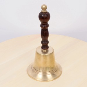 Campana de mano de latón premium con mango de madera para servicios de oración escolares y sonido claro, campana de mano de latón para decoración exterior. - Product Image 6