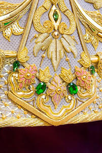 La nouvelle jupe pour Notre-Dame de l'Amour et de l'Espoir a été présentée lors d'un événement qui a commencé à 19h00. Jupe brodée à la main, costumes de cérémonie. - Product Image 6