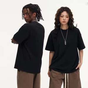 Ensemble personnalisé unisexe 2 pièces en coton 100% 300 g/m² pour l'été, comprenant un T-shirt court à col rond, coupe oversize et épaules tombantes, et un short, coupe carrée. - Product Image 6