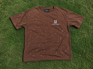 เสื้อยืดสีน้ำตาลประดับเพชรเทียมทรงโอเวอร์ไซส์สำหรับผู้ชาย สไตล์สตรีทแวร์ลำลอง แขนสั้น คอกลม ลายกราฟิกวิบวับ แฟชั่นเสื้อผ้า - Product Image 6